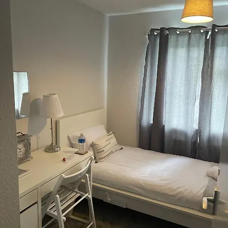 Single Room, Shared House Проживання в сім'ї