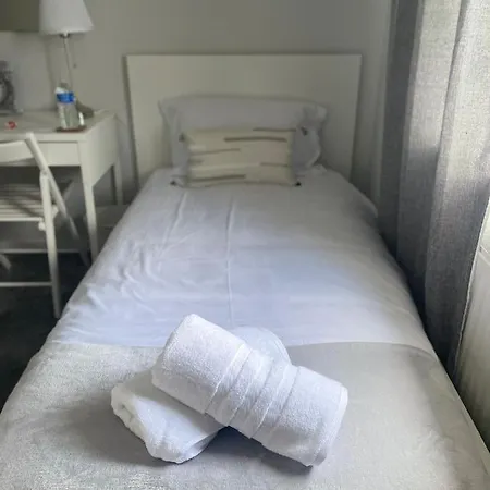 Single Room, Shared House منزل للإقامة