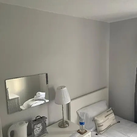 Séjour chez l'habitant Single Room, Shared House *