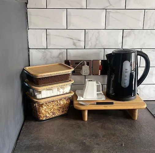 Single Room, Shared House בית אירוח