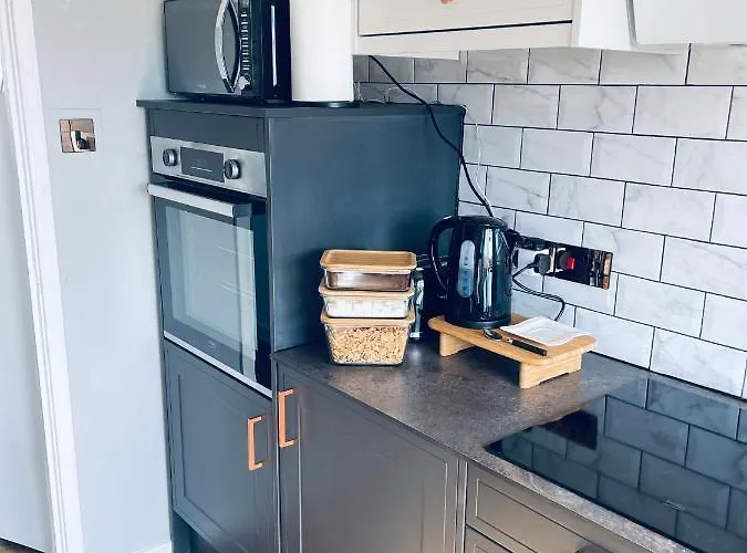 Single Room, Shared House منزل للإقامة *