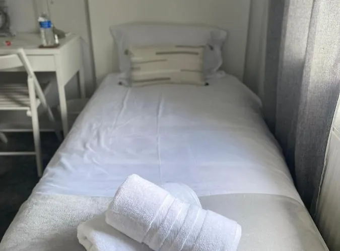 Single Room, Shared House בית אירוח