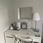 Single Room, Shared House Pansiyon Bristol