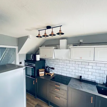 Single Room, Shared House منزل للإقامة