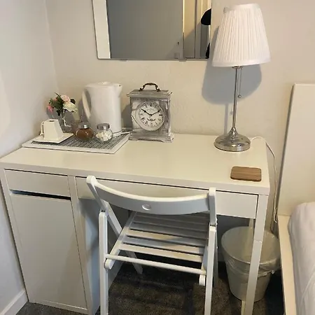 Single Room, Shared House Μπρίστολ